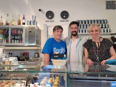 Dietro al bancone, sul quale si stagliano due orologi che segnano rispettivamente l�ora di Buenos Aires e di Santo Spirito, troviamo mamma Angela e pap� Ruben, che ci illustrano i tipici prodotti che � possibile acquistare qui...